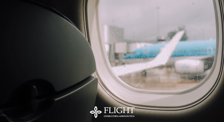 As janelas dos aviões são arredondadas para minimizar as chances de trincas. Veja a seguir como isso é possível!