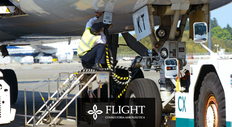 É necessário calcular uma série de fatores para determinar a quantidade de combustível necessária para que a aeronave consiga realizar uma viagem de maneira segura.