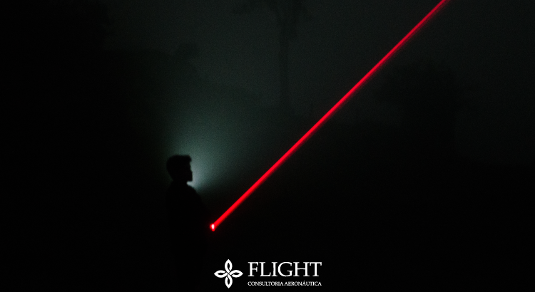Caneta laser pode ofuscar a visão de pilotos e co-pilotos de aeronaves - colocando a vida de muitas pessoas em risco.