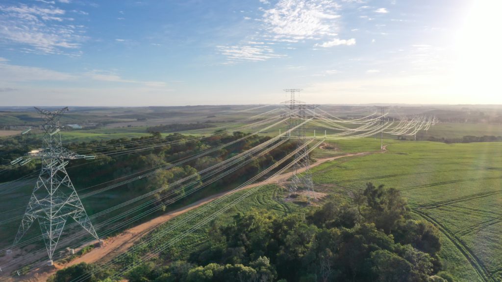 Foto mostra linhas de transmissão de energia elétrrica do Sistema Gralha Azul, no Paraná
