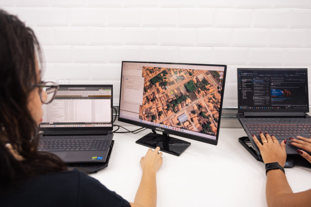 Foto mostra analista realizando uma análise OPEA